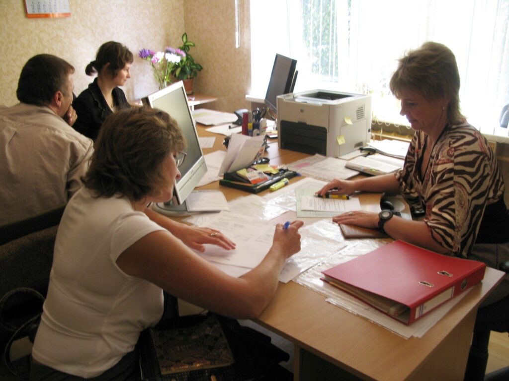 Valsts nodarbinātības aģentūras vecākā inspektore Dagnija Diūra (no labās) Smiltenē prognozē jaunu bezdarbnieku pieplūdumu, jo drīz strādājošos atlaidīs Veselības obligātās apdrošināšanas valsts aģentūra.
Autors: Sandra Pētersone