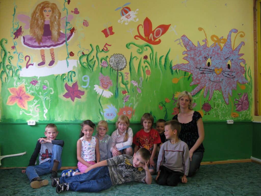 Smiltenes Trīs pakalnu pamatskolas 1.c klases apgleznotā siena ieguvusi pavisam citu vērtību – ikdienā sagādā prieku pirmīšiem un viņu audzinātājai Līgai Osmai un palīdz mācību stundas padarīt radošākas. 
Autors: Santa Sinka