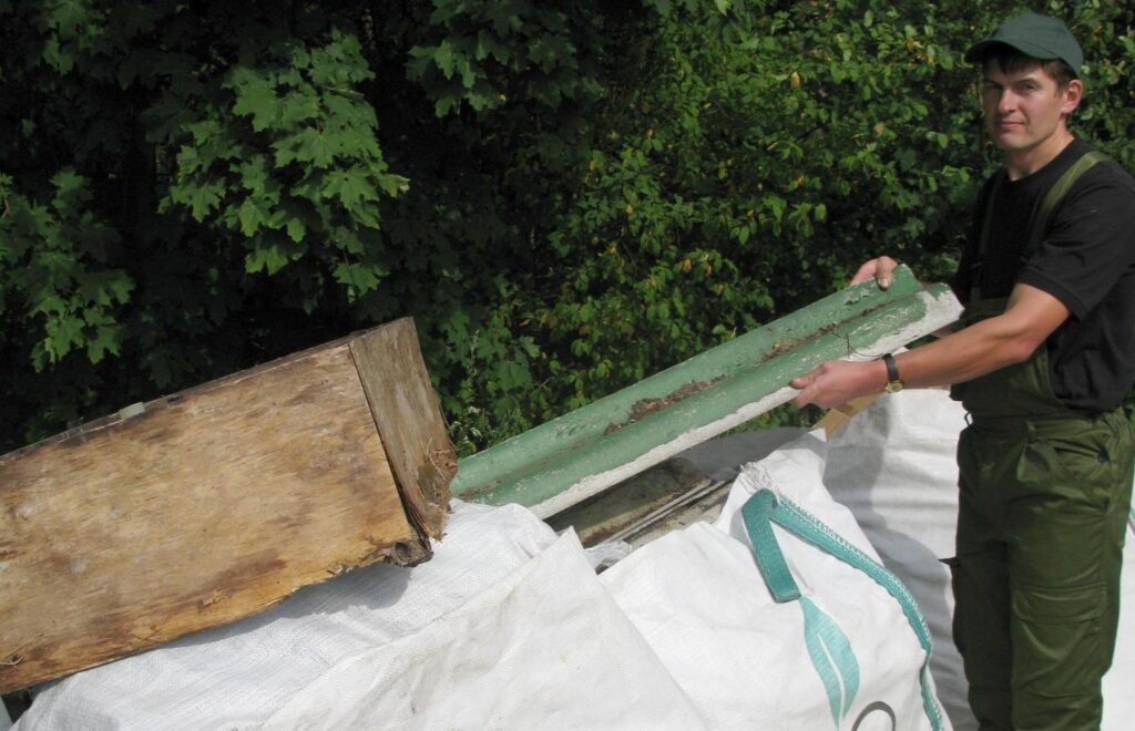 Silvas meža iecirkņa vadītājs Normunds Vīksna cer, ka Smiltenes novada dome pēc iespējas ātrāk izveidos iedzīvotāju lielgabarīta atkritumu savākšanas laukumu, lai cilvēki savas vecās mantas nemestu mežā. 
Autors: Sandra Pētersone