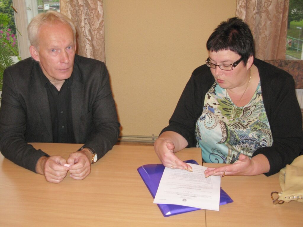 Strenču novada domes izpilddirektors Aivars Auniņš un novada bāriņtiesas priekšsēdētāja  Ina Neimane spriež, kā šai aizgādnības institūcijai strādāt pārejas periodā līdz 1. oktobrim.
Autors: Sandra Pētersone