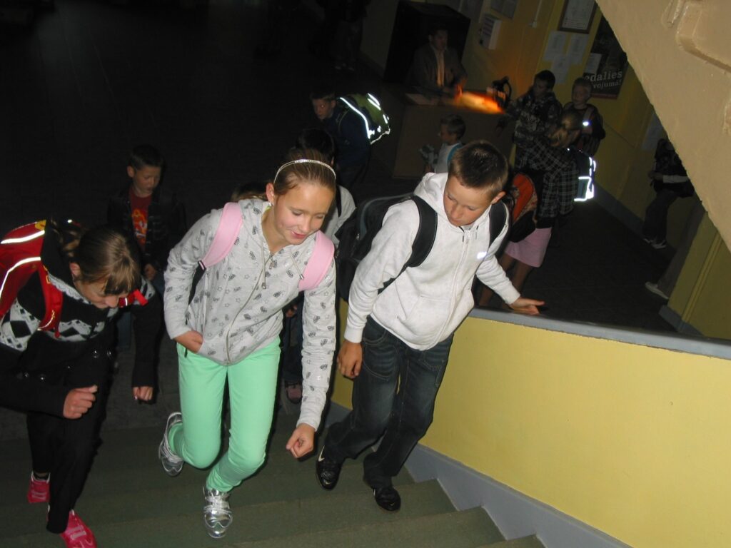 Ap 8.30 rītā Valkas pamatskolā sākas rosība – skolēni steidzas uz savām klasēm.
Autors: Inga Karpova