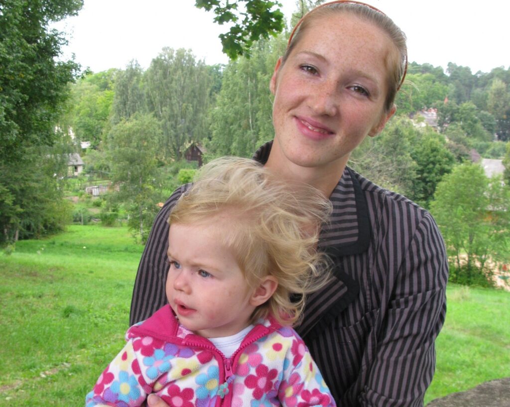  Rīdziniece Evita vēlas, lai meitiņa Alise uzaugtu tīrā vidē, nevis uz galvaspilsētas akmeņiem, tāpēc šovasar ģimene pārcēlās uz pastāvīgu palikšanu laukos. 
Autors: Sandra Pētersone