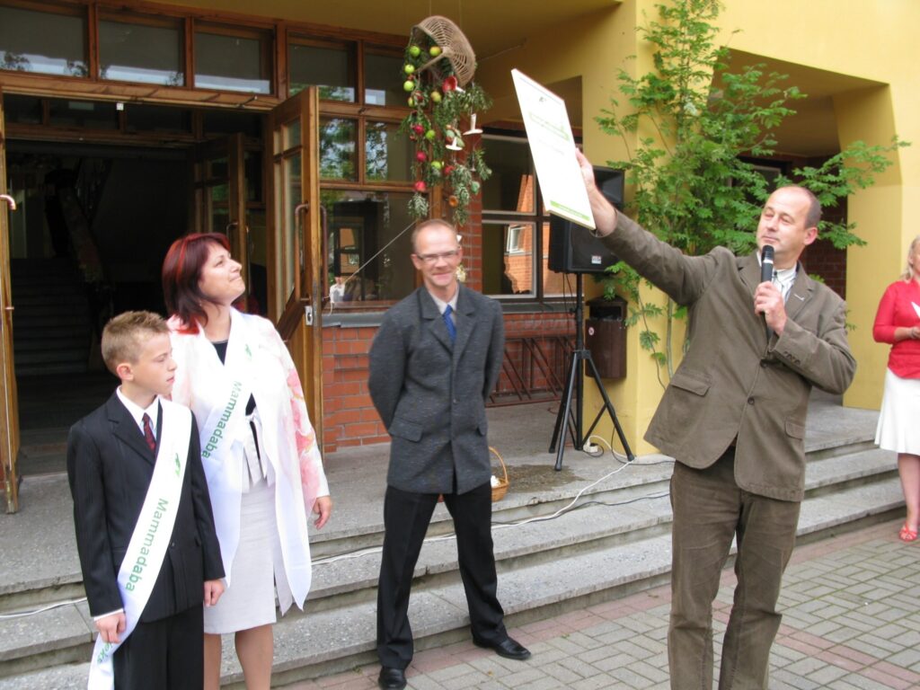 Strenču vidusskolai “Mammadaba” vēstniecības akreditācijas rakstu pasniedza mežsaimnieki Aigars Dudelis (no labās) un Kaspars Liepiņš, novēlot goda vēstniekiem Solvitai Tēbergai un Robertam Žiljonam un visam skolas kolektīvam godam pildīt uzticēto misiju. 
Autors: Sandra Pētersone