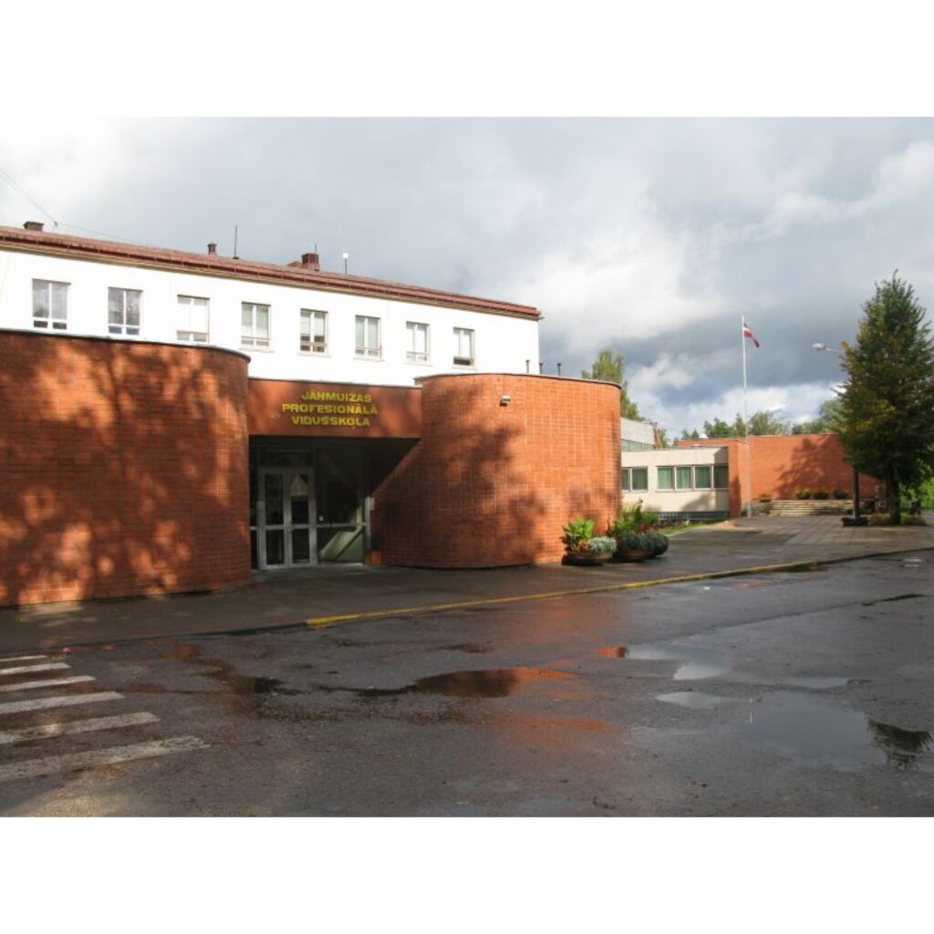 Vakar Jāņmuižas profesionālajā vidusskolā pulcējās desmit pavāru dueti no visas Latvijas,  lai noskaidrotu, kurš ir prasmīgākais ēdiena pagatavošanā, izmantojot medu un sieru. Uzvarētāju laurus plūca Valmieras 36. arodvidusskolas pedagogu...
Autors: Sarmīte Ozola