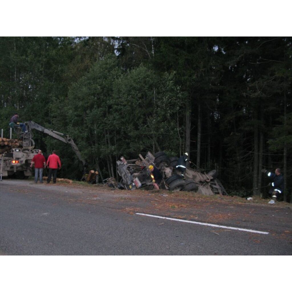 Smaga autoavārija šorīt notikusi uz autoceļa Smiltene - Gulbene. Divu smago automašīnu sadursme notikusi Launkalnes pagastā pie Vārniņām. Negadījumā ir viens bojā gājušais un cietušie. Notikuma vietā strādā Valsts Ugunsdzēsības un...
Autors: Santa Sinka