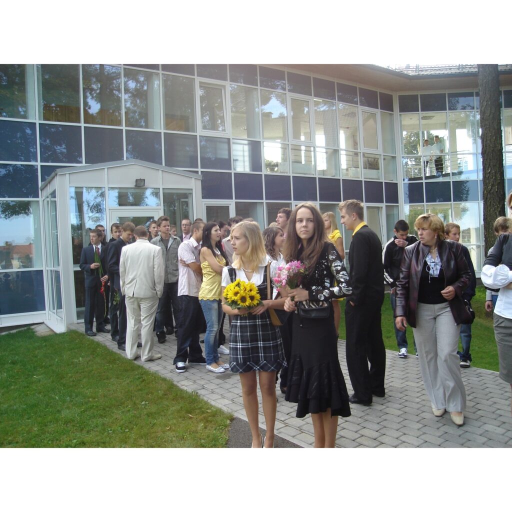 Smaidi, ziedi un gaišums. Tā trīs vārdos var raksturot gaisotni, kas valdīja Smiltenes Centra vidusskolā Zinību dienas svinīgajā pasākumā. Smiltenes novada otra lielākā skola ar cerību skatās nākotnē, jo skolotāji ir smaidīgi, bērni...
Autors: Sarmīte Ozola