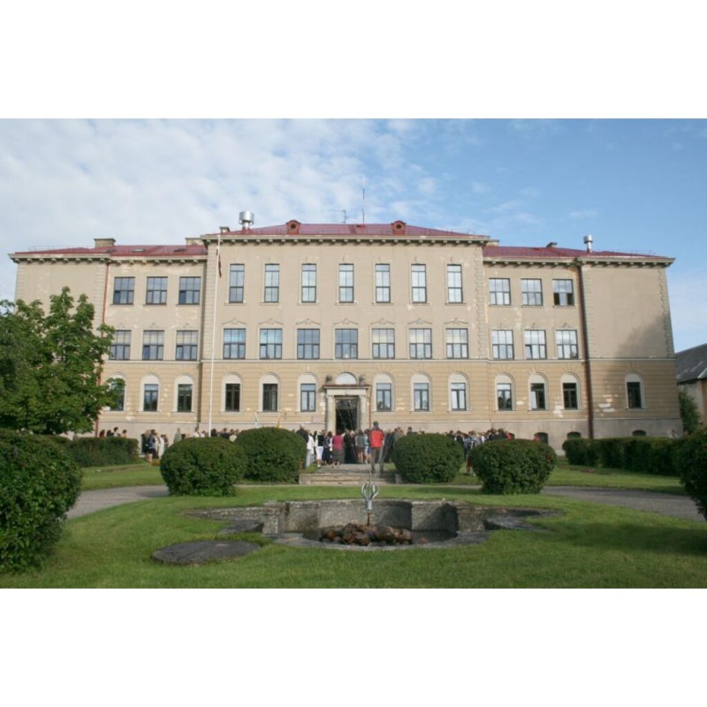 Emocionāli ļoti piesātināts bija 1. septembris Valkas ģimnāzijā. Prieks par atkalredzēšanos, skumjas par vasaras brīvlaika beigām, satraukums par nākotni un neapmierinātība, ka nav pirmīšu, ko divpadsmitajiem ievest skolā! Kā kompensācija...
Autors: Ingūna Johansone