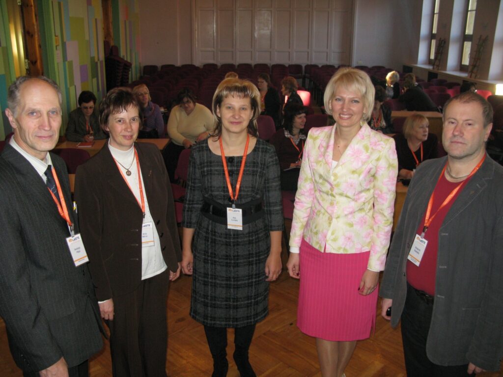 Rītdienas skolā jāstrādā ar jauniem paņēmieniem, uzskata vērienīga pasākuma rīkotāji Andrejs Miķis (Smiltenes ģimnāzija), Aina Bērce (Ogres ģimnāzija), smilteniete Aija Cunska un Vita Leite (Smiltenes Trīs pakalnu pamatskola). Viņiem piekrīt Valkas rajona padomes speciālists Rolands Rastaks. 
Autors: Sandra Pētersone