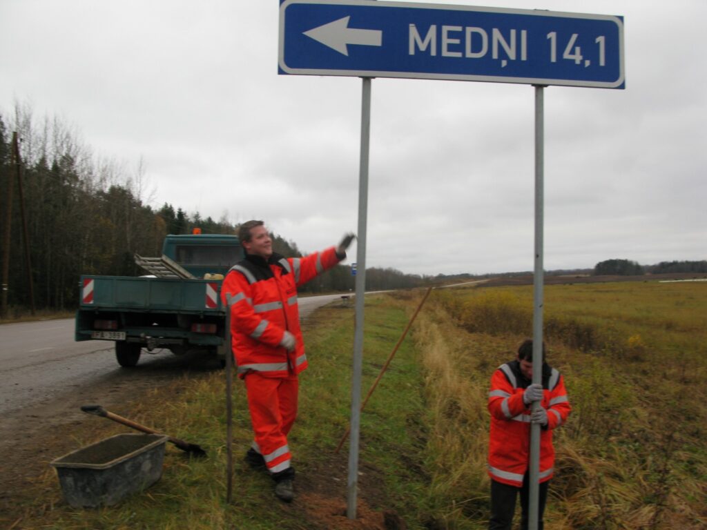 Ceturtdien Vidzemes šosejas malā parādījās jauns ceļa virziena rādītājs. To izvietoja Smiltenes ceļu rajona strādnieki Edgars Beļickis (no kreisās) un Jānis Rubenis. 
Autors: Sandra Pētersone