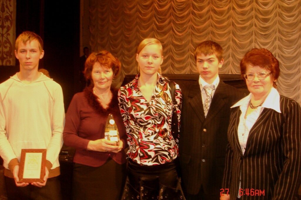 Ozolu pamatskolas absolvents (no kreisās) Jānis Zālītis, skolotāja Anna Ozola, Marija Zālīte, Kaspars Ustups un skolas direktore Dzidra Švarte piedalījās Draudzīgā aicinājuma balvas pasniegšanas ceremonijā. 
Autors: No personīgā arhīva