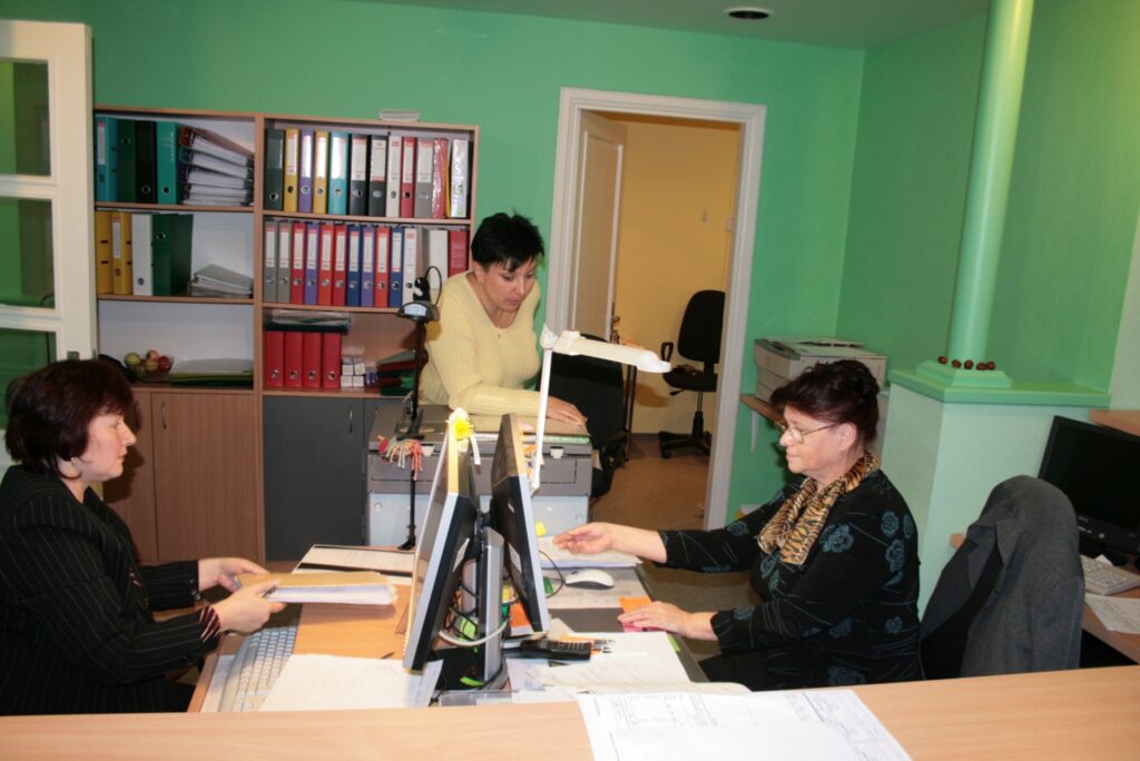 Domes norēķinu centra grāmatvede Alda Valtiņa (no kreisās) un galvenā grāmatvede Inta Burdeinaja (no labās) SIA “Nika Lat” galvenajai konsultantei Tatjanai Hlopovai no Rīgas skaidro situāciju Valkas novadā.
Autors: Aldis Dubļāns