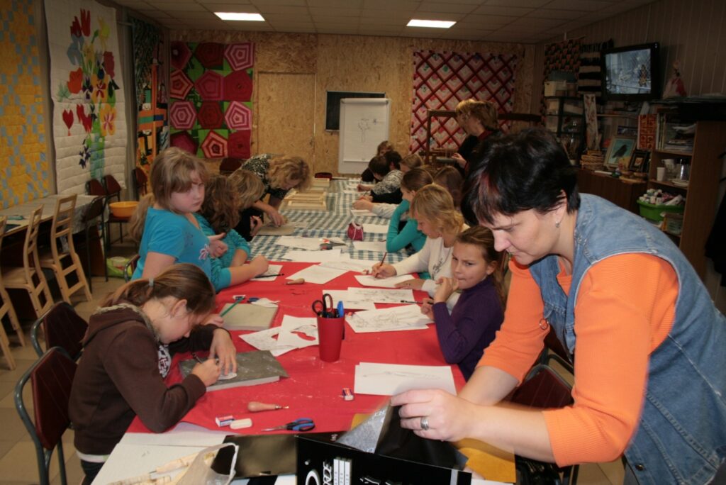 Pedagoģe Kalli Kalde (no labās), palīdzot tulcei Vijai Rācenei, skolēniem skaidro, kā labāk izgrebt zīmējumu ģipsī.
Autors: Aldis Dubļāns