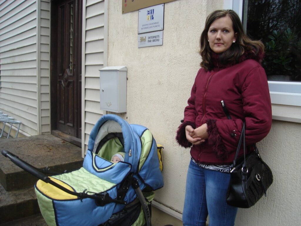 Pirms dažām dienām iznākot no Smiltenes pilsētas bibliotēkas, jaunā māmiņa Evija Rubene atklāja, ka no bērnu ratiem nozagts iepirkumu maisiņš. 
Autors: Sandra Pētersone