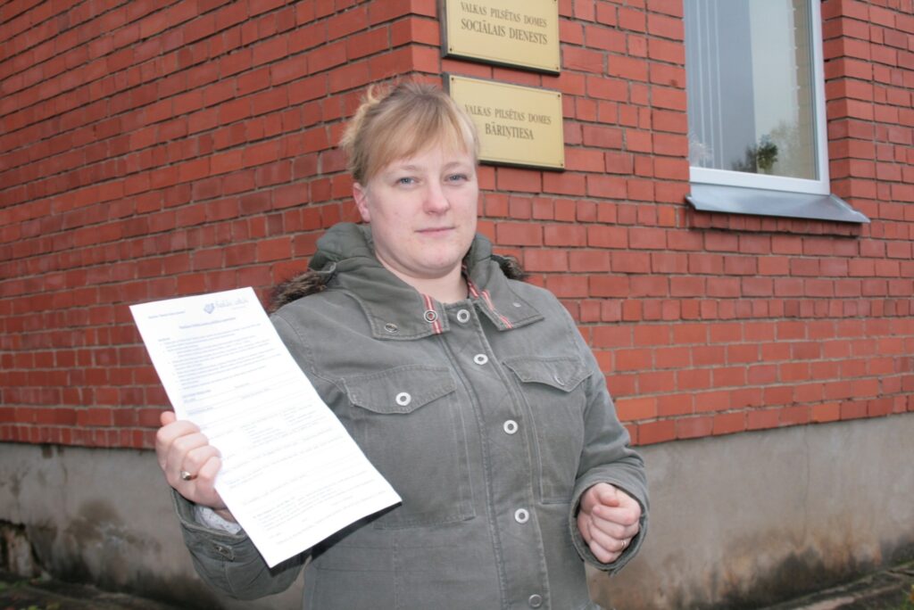  Biedrības “Atbalsts Valkas ģimenēm” valdes priekšsēdētājai Ilzei Leicānei ziedotāju pārtikas pakas ģimenēm palīdzēs piešķirt arī Valkas novada Sociālais dienests.
Autors: Inga Karpova