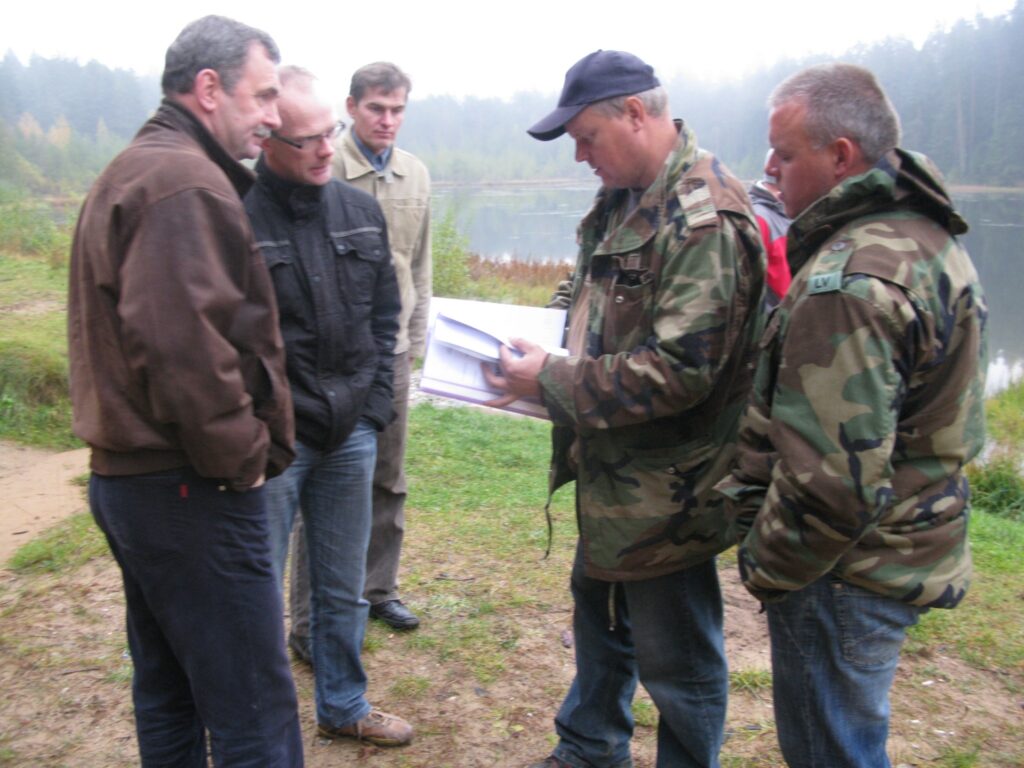 Pie Klievezera darāmos darbus ceturtdien saskaņoja Austrumvidzemes mežsaimniecības izpilddirektora vietnieks Andrejs Lācis un būvnieka, firmas “Ķikuti '99” darbu vadītāji Jānis Cers un Egīls Cers. 
Autors: Sandra Pētersone