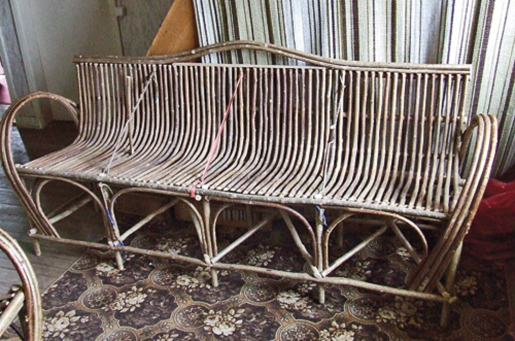 Lai, kokam žūstot, gatavā mēbele nedeformētos, to fiksē ar savītām auklām.
Autors: 