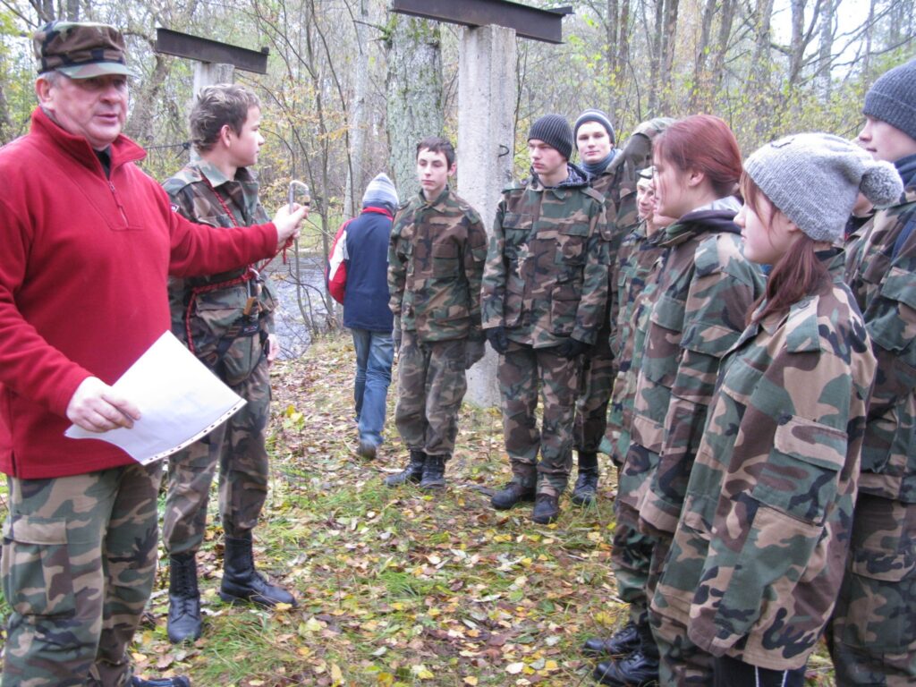 Smiltenes novada jaunsargu vienības vadītājs Mārtiņš Latvers iepazīstina sacensību dalībniekus ar distancē gaidāmajiem uzdevumiem. Tādu būs vairāk nekā 10, arī upes šķērsošana.
Autors: Sandra Pētersone