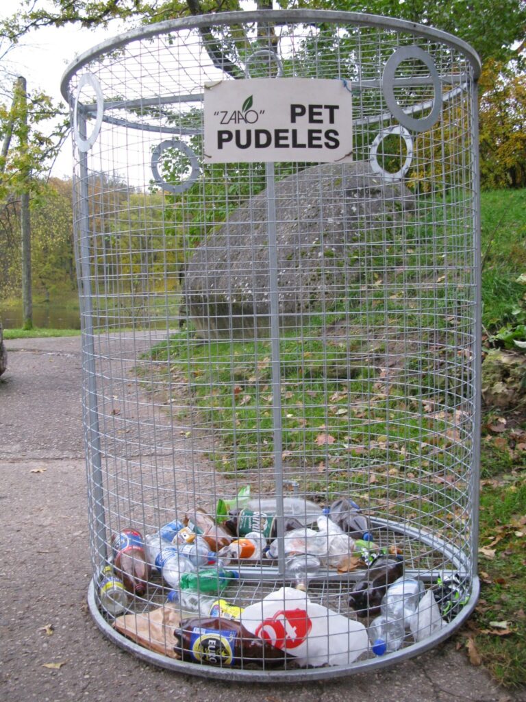 Šie konteineri Smiltenē paredzēti plastmasas pudeļu izmešanai.
Autors: Sandra Pētersone