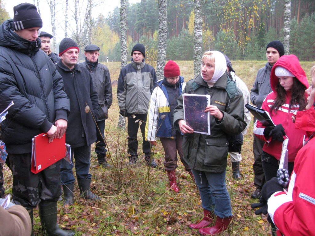 Projekta koordinatore Sandra Ikauniece (vidū) priecājas, ka Strenču mežos ir daudz interesantu kultūras mantojuma objektu. Tos inventarizēt mācās cilvēki no bijušajā Valkas, Valmieras (attēlā), Limbažu un Alūksnes rajona.
Autors: Sandra Pētersone