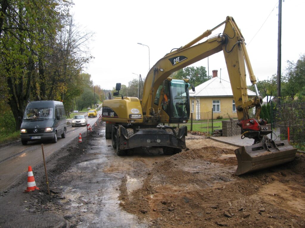 Atmodas ielā transportlīdzekļu satiksme aptuveni 150 metrus garā posmā ir novirzīta pa vienu joslu, un mašīnu plūsmu regulē luksofors. Ielu rekonstruē SIA “8CBR”. 
Autors: Sandra Pētersone