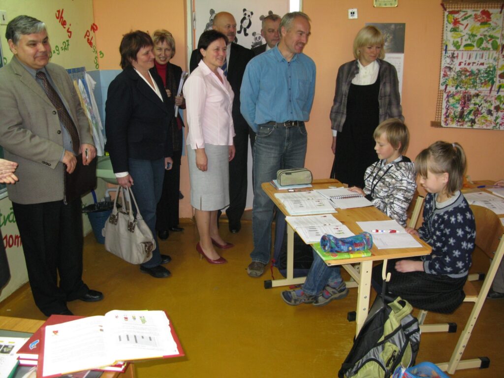 Smiltenes novada deputāti un speciālisti otrdien ieradās arī novada mazākajā skoliņā  - Launkalnes pamatskolā, kurā ir 24 audzēkņi. Tur ir arī bērnudārzs ar vēl brīvām vietām. 
Autors: Sandra Pētersone