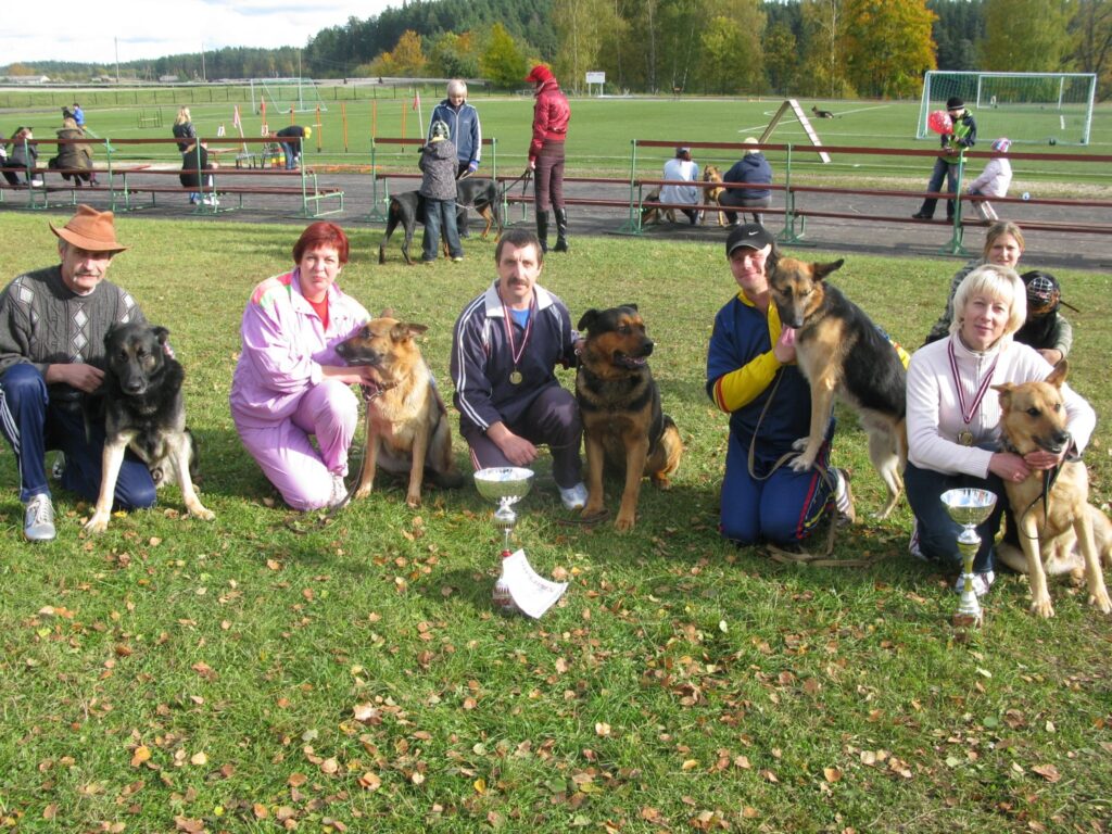 Latvijas čempionātā suņu daudzcīņā kopā ar saviem četrkājainajiem pavadoņiem labākie bija Iveta Karole (no labās), Didzis Aumeisters (blakus) un Uldis Zaļkalns (no kreisās). Ceturtajā vietā -  Nikolajs Griškevičs (vidū), bet Zandai Pūrei un Siglindai Freimanei (aizmugurē) šoreiz  līdz godalgām pietrūka.
Autors: Sandra Pētersone