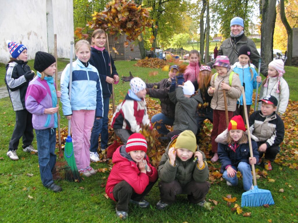 Pirms lielās jubilejas Smiltenes luterāņu draudzei sakopt  baznīcas dārzu palīdzēja Smiltenes Centra vidusskolas jaunāko klašu skolēni un skolotāja Baiba Norkus. Par palīgiem priecājās mācītājs Jānis Cepurītis (aizmugurē no labās). 
Autors: Sandra Pētersone