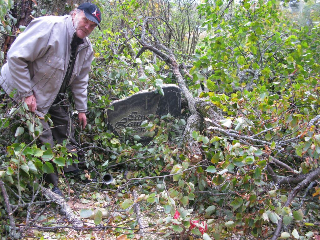 Smiltenietis Jānis Lauris ceturtdien ieraudzīja, ka virs viņa sievas kapa vieta pilsētas kapsētā  kaudzē samesti nozāģēti zari.
Autors: Sandra Pētersone