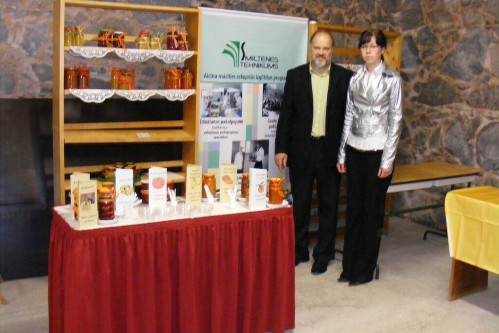 Pie Smiltenes tehnikuma stenda ēdējus gaidīja skolas direktors Andris Miezītis un trešā kursa audzēkne Ilze Feldmane. 
Autors: No personīgā arhīva