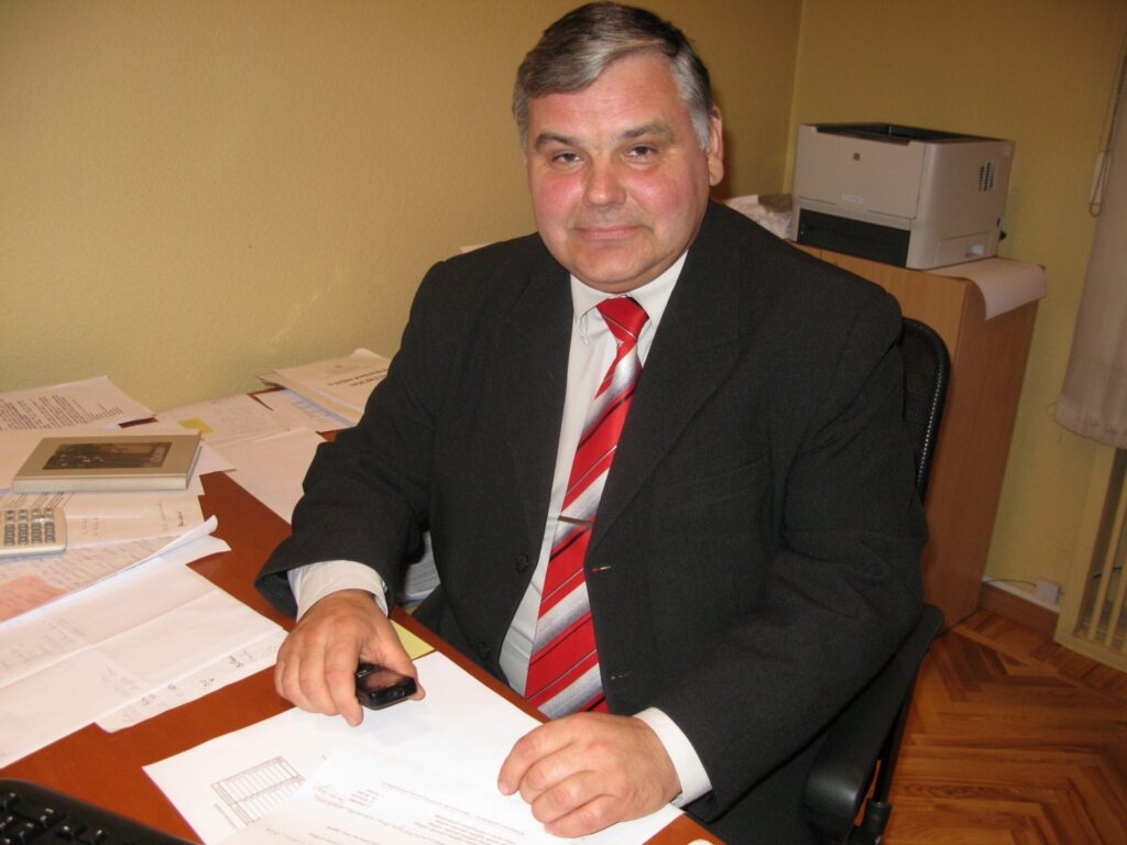 “Darba ir tik daudz, ka varētu strādāt visu diennakti”, pēc pirmajiem trijiem mēnešiem Smiltenes novada domes Izglītības pārvaldes vadītājs Tālis Jaunzemis. Smiltenieši par viņu neko daudz nezina, jo  T. Jaunzemis uz darbu brauc no Cēsīm. 
Autors: Sandra Pētersone