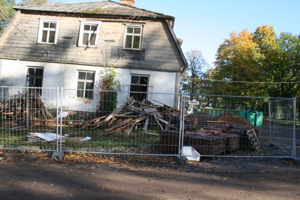 Pašlaik no vecās muižas ēkas celtnieki izvāc vecās koka konstrukcijas.
Autors: Aivars Zilbers