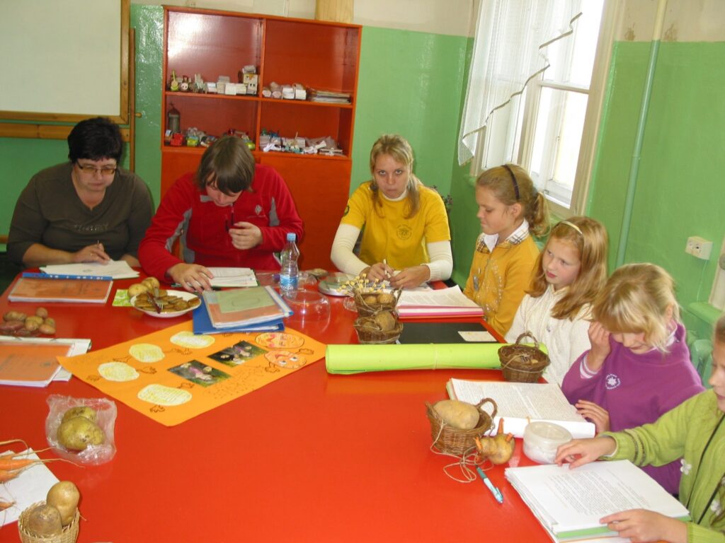 Vidzemes Lauku attīstības biroja lauku attīstības speciāliste Valda Empele (no kreisās) vērtē mazpulcēnu izaudzētos kartupeļus un nobauda no tiem izceptās pankūkas.
Autors: Aldis Dubļāns