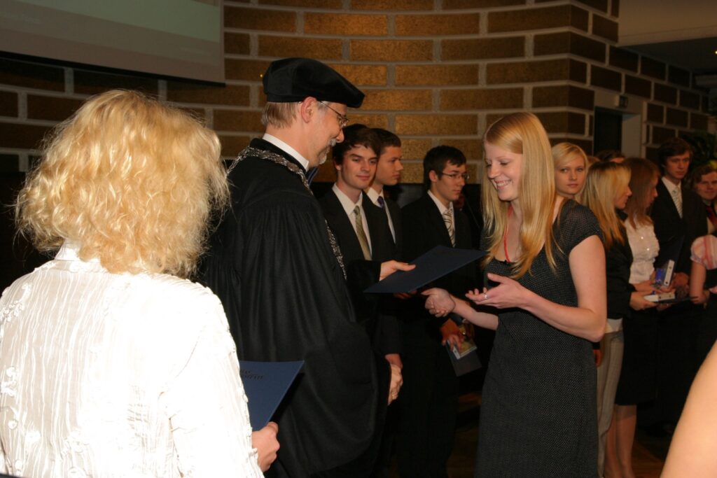 Latvijas Universitātes fonda “Ceļamaize” stipendiāti Kristīni Plūmīti sveic LU rektors Mārcis Auziņš.
Autors: Toms Grīnbergs