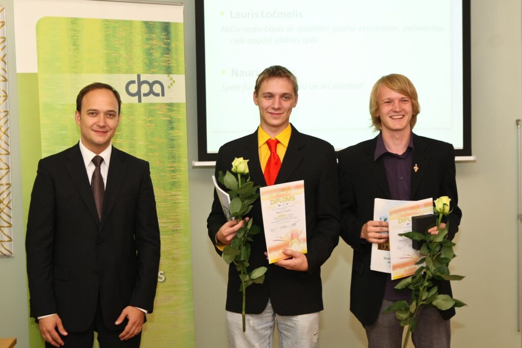 Vidzemē stipendijas informācijas tehnoloģiju studijām ieguva Smiltenes ģimnāzijas absolventi Nauris Vizulis (vidū) un Lauris Ločmelis. Tās pasniedza uzņēmuma “DPA”  valdes loceklis Juris Vilders (no kreisās). 
Autors: No personīgā arhīva