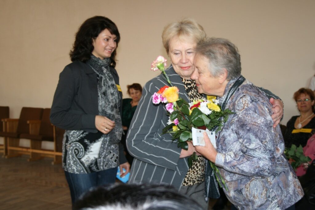  Valkas pamatskolas skolotāji svinēja profesijas svētkus un sirsnīgā gaisotnē pelnītā atpūtā pavadīja ilggadējo vēstures pasniedzēju Eleonoru Soročenko. 
Autors: Inga Karpova