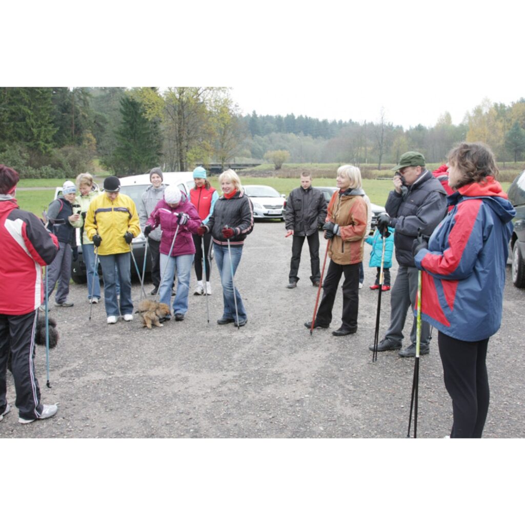 Sestdien Valkas brīvdabas estrādē novada sporta dzīves vadītāji deva startu veselības dienai veltītajam nūjotāju  pārgājienam. Diemžēl interesentu bija mazāk nekā tika gaidīts. 

Lielākoties ieradās tādi, kuri pavisam nesen nūjošanu sākuši...
Autors: Aldis Dubļāns