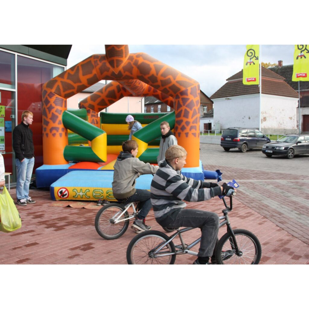 Sestdien jau kopš pulksten 14.00 pie Valkas un Valgas robežpunkta Rīgas un Raja ielā valdīja liela rosība, jo notika orientēšanas pārgājiens ar sešiem kontrolpunktiem, kurā piedalījās ne tikai individuālie orientieristi, bet ar visām...
Autors: Aldis Dubļāns