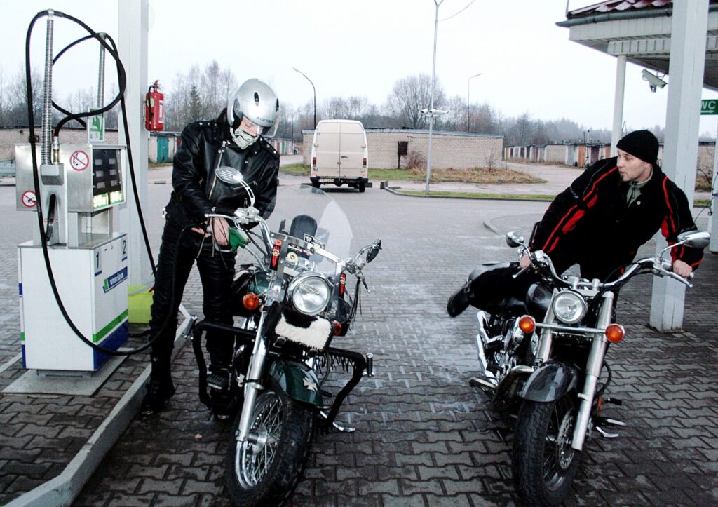 Ivars Šnuka (no kreisās) un Helmuts Jansons piepilda benzīnbāku, lai dotos uz Rīgu un piedalītos satiksmes dalībnieku protesta akcijā pie Saeimas. 
Autors: Aldis Dubļāns