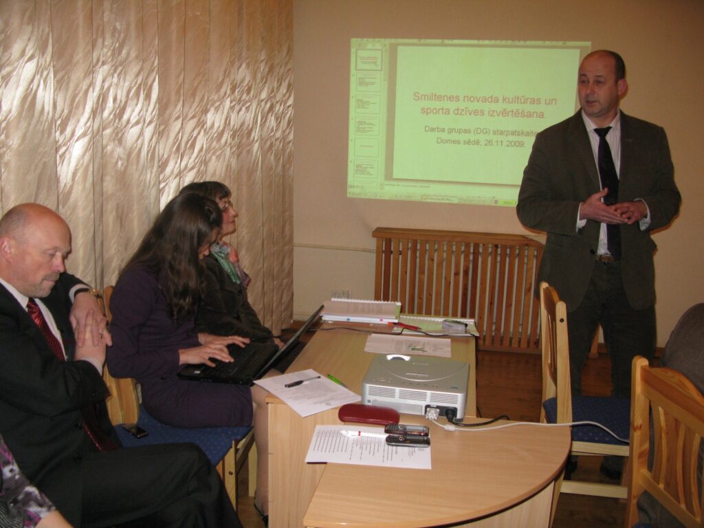 Darba grupai, kurā strādā arī Smiltenes novada domes izpilddirektors Kārlis Lapiņš (no kreisās) un deputāts Aigars Dudelis, mērķis ir pārveidot kultūras un sporta darba organizēšanu novadā. F
Autors: Sandra Pētersone