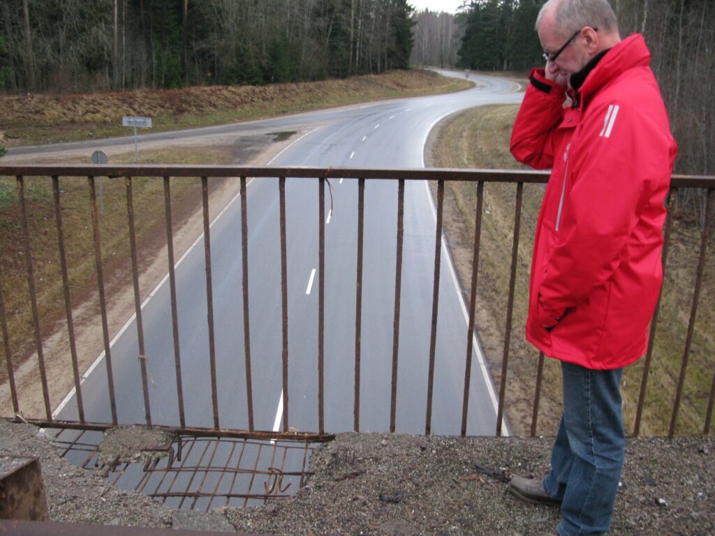 Apsekojot viaduktu, speciālisti konstatēja, ka ietves betona bloki ir kritiskā stāvoklī. “Taču pats tilts ir stingrs,” mierina Juris Jansons. 
Autors: Sandra Pētersone