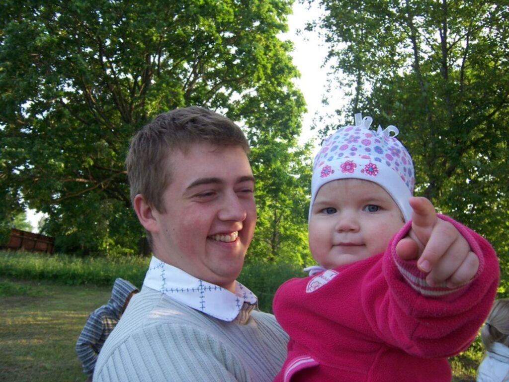 Smiltenietis Jānis Kovaļonoks ir ne tikai īstens piedzīvojumu mednieks, bet arī labs onkulis māsas meitiņai Emīlijai.
Autors: Santa Sinka