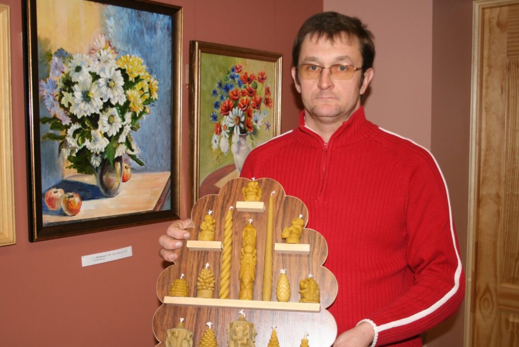 Domājot, kādu labumu vēl no biškopības varētu iegūt, Igors Ignatjevs iemācījās liet vaska sveces.
Autors: Aivars Zilbers