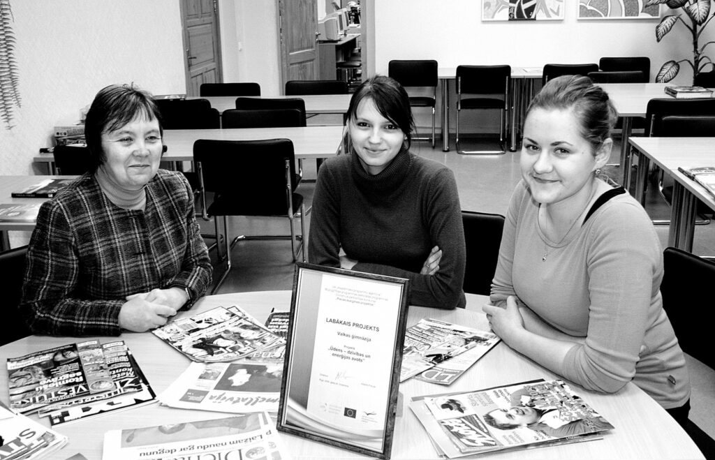 Eiropas Savienības tā vienkārši sauktu par “ūdensprojektu” trīs gadu garumā vadīja skolotāja Dace Langenfelde (no kreisās) un tajā aktīvi piedalījās Zane Store un Līva Kalniņa.
Autors: Aldis Dubļāns
