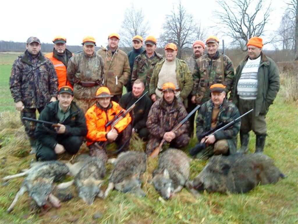 Pagājušo sestdien mednieku kolektīva “Valkas meliorācija” vīri no medībām atgriezās ar bagātīgu guvumu – četriem vilkiem un vien mežakuili.
Autors: No personīgā arhīva