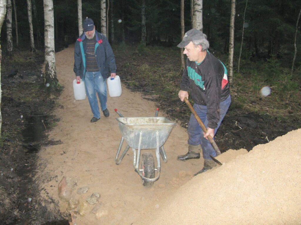 “Nu līdz avotam pēc ūdens var iet mierīgi un papļāpāt,” strādniekam Jurim Zetmanim pašam prieks par jauno celiņu. 
Autors: Sandra Pētersone