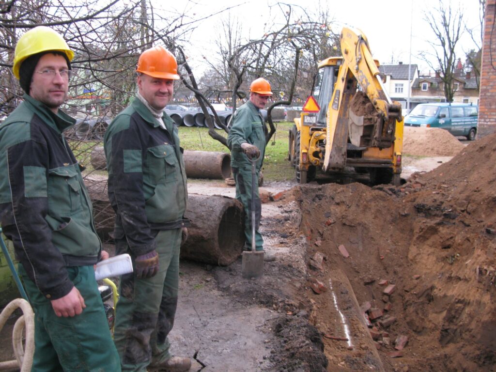 Normunds Grasis (no kreisās), Andris Daņiļevičs, Elmārs Sausiņš un citi firmas “Ase” strādnieki rekonstruē lietus ūdens kanalizāciju Krāsotāju ielas rajonā. Tā agrāk nespējusi norīt visu ūdeni, kas nāca lejā pa nogāzi.
Autors: Sandra Pētersone