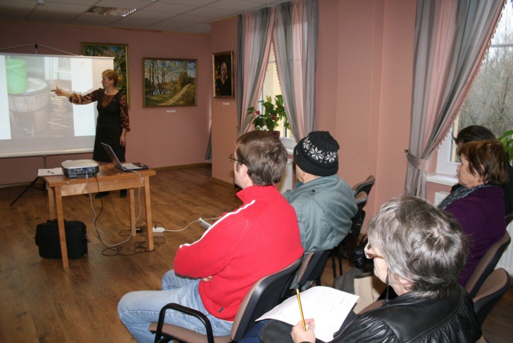 Latvijas biškopības biedrības Vidzemes novada instruktore Santa Biļinska dravniekiem pastāstīja, ka vairākus inventāra piederumus iespējams pašiem izgatavot labākus nekā veikalā.
Autors: Aivars Zilbers