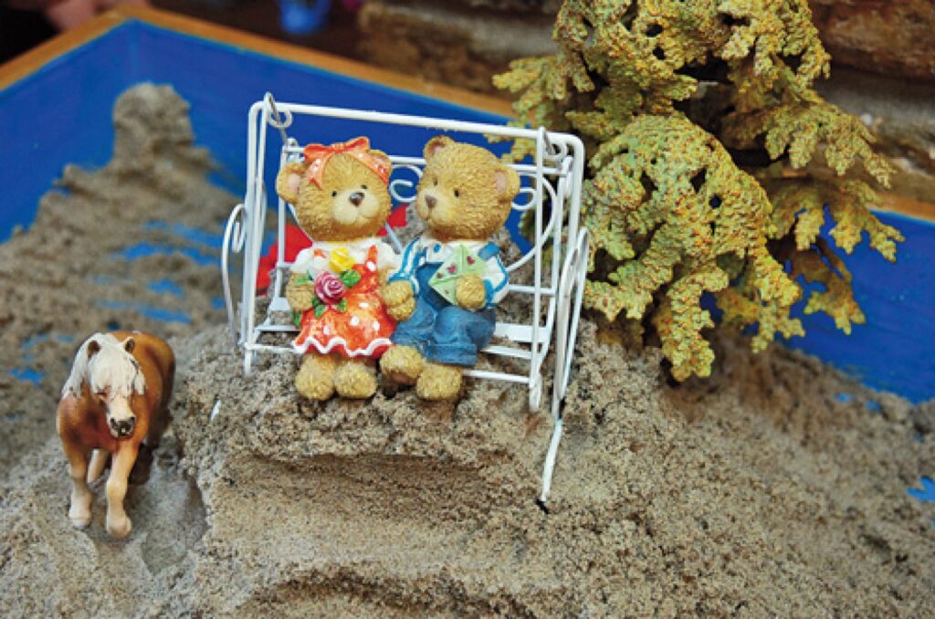 Darbošanās ar sausām smiltīm labāk palīdz atslābt. Mitras smiltis ir vieglāk būvēt un kontrolēt. Parupjās var labāk just ar pirkstiem.
Autors: Dzīvespriekam