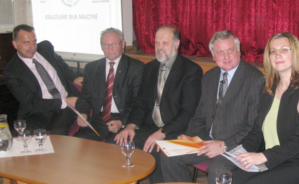 Televīzijas diskusijā par darba attiecībām un arodbiedrību nozīmi iesaistījās  pašvaldību vadītāji Ainārs Mežulis (no kreisās) un Kārlis Albergs, Smiltenes tehnikuma direktors Andris Miezītis, Latvijas arodbiedrību savienības līderis Pēteris Krīgers un konsultante Linda Pētersone.
Autors: Sandra Pētersone