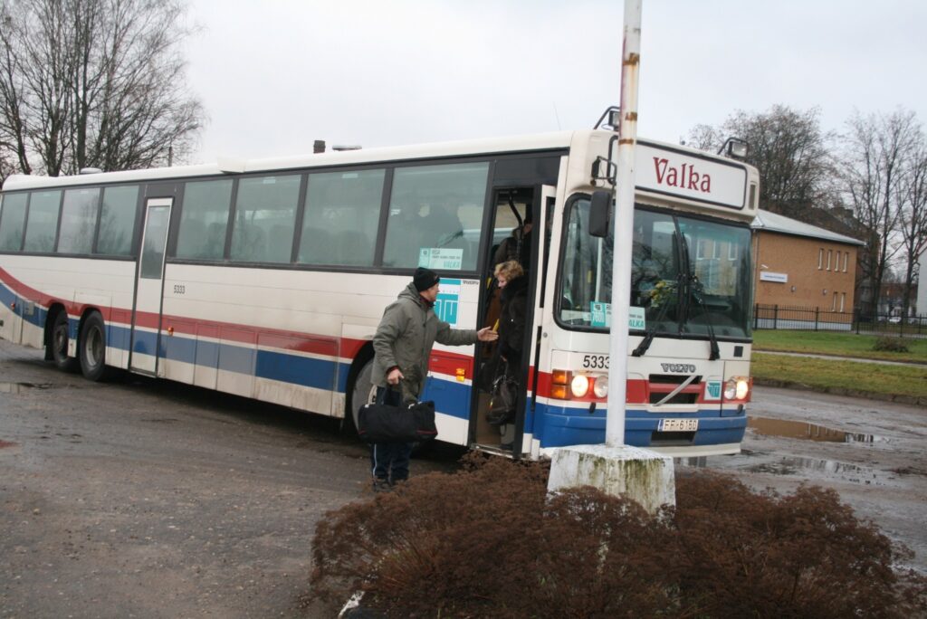 Pasažieri ir neapmierināti ar autopārvadātāju lēmumu samazināt autobusu reisus.
Autors: Aivars Zilbers